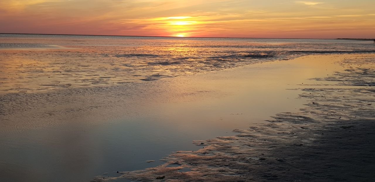 Goldenes Licht über stillem Wasser