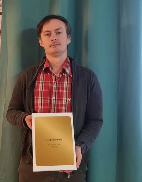 Juriel mit einem Lebensbuch